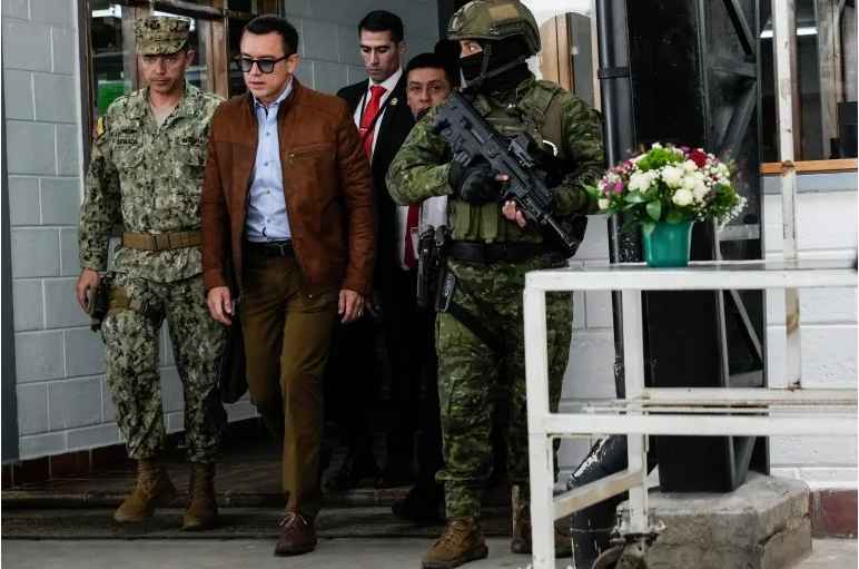Mexico releases footage of Ecuador police storming its embassy in Quito